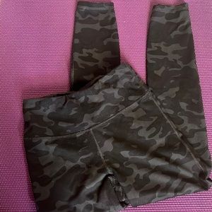 Black camo leggings
